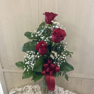 3 red roses vase